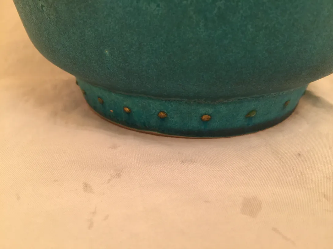 Ceramica antica blu con dettagli oro alla base, elegante e distintiva.