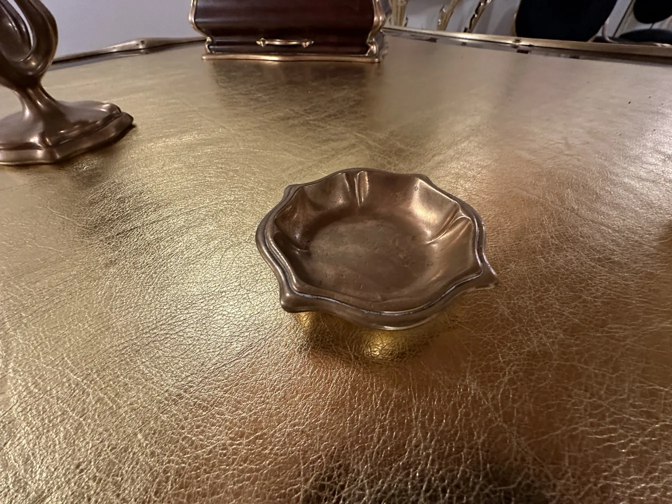 प्राचीन डेस्क गुस्तावे केलर के साथ जटिल विवरणों में सुनहरे वातावरण में।