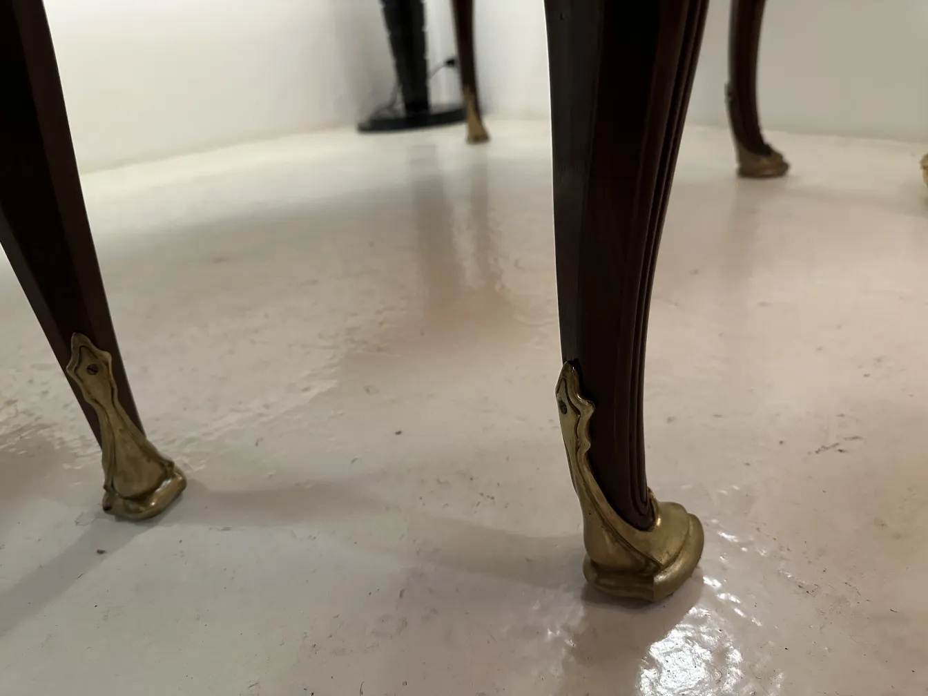 22 rue Joubertにある古いデスクの脚のビュー、金のディテールとエレガントなデザイン。