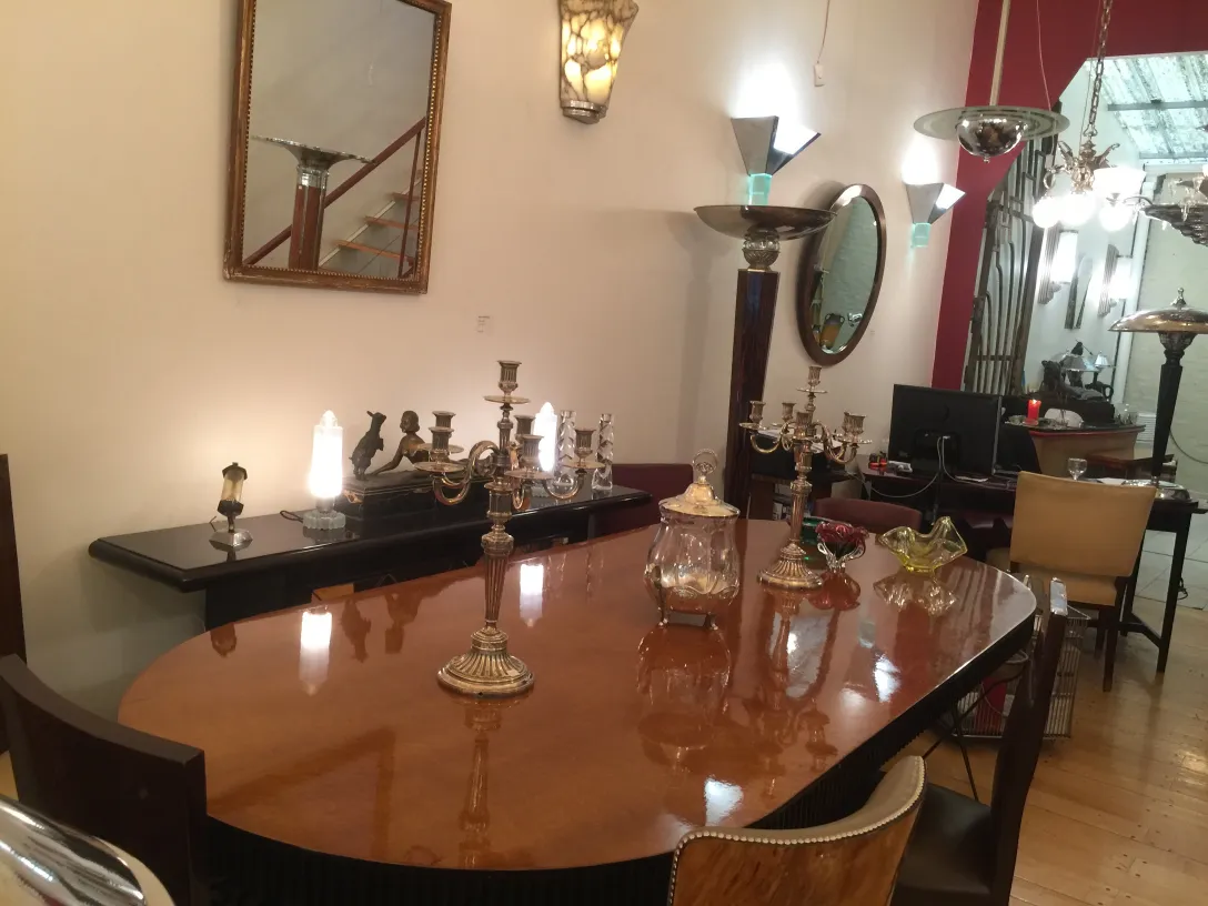 scultura antica di joseph d'aste in ambiente elegante con candelabri