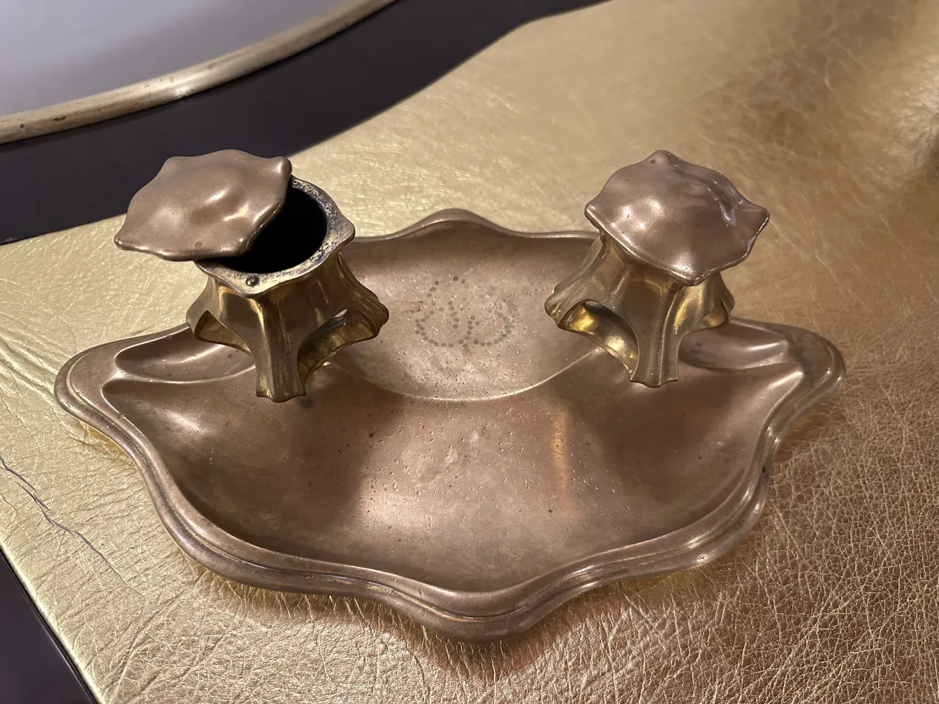 escritorio antiguo con detalles en dorado y forma decorativa, Gustave Keller