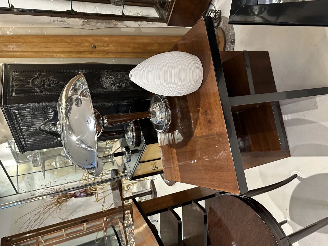 Antiga cerâmica branca decorativa em uma mesa elegante.