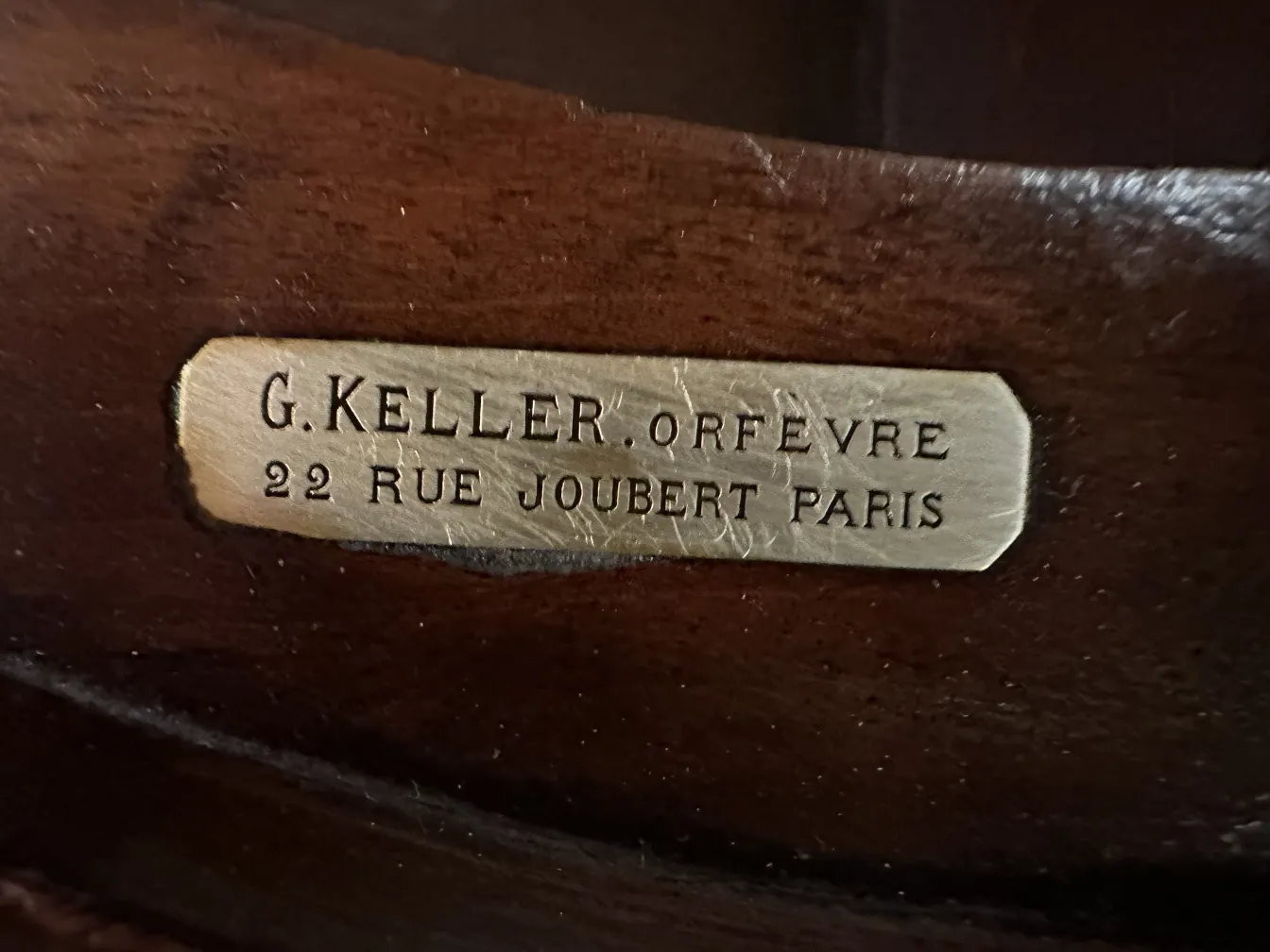 Escritorio antiguo de Gustave Keller en París con detalles elegantes