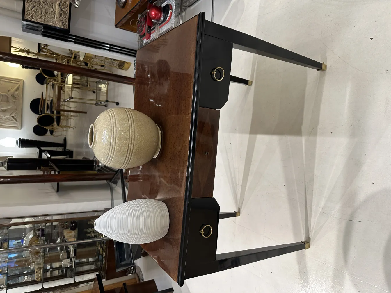 两个装饰陶瓷花瓶在古董桌上，背景为复古物品。