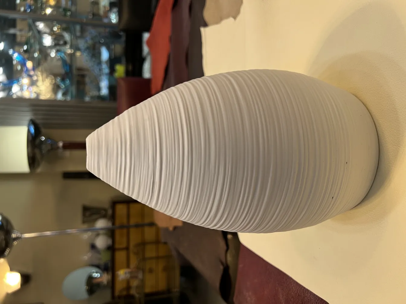 波状のテクスチャを持つ白い古い陶器の彫刻。