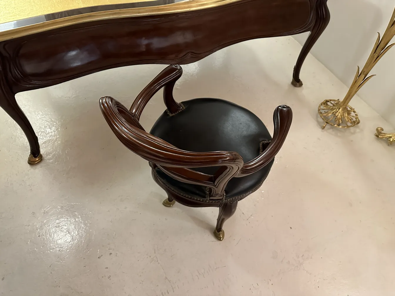 Старинный рабочий стол Гюстава Келлера, 22 rue Joubert, с элегантными деталями и классической атмосферой.