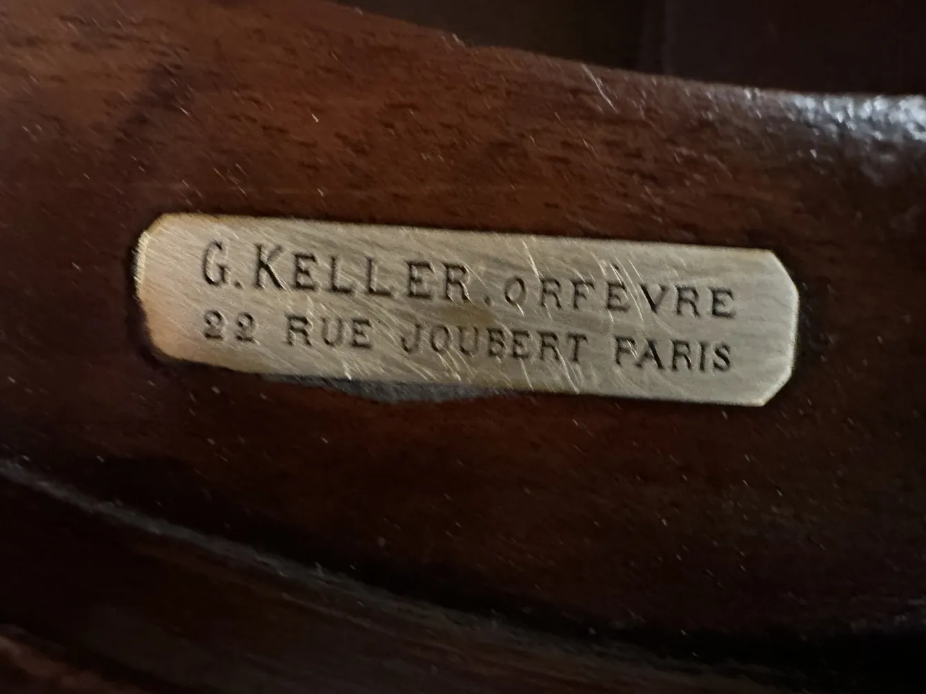 Escritorio antiguo de Gustave Keller en París, detalle del sello.