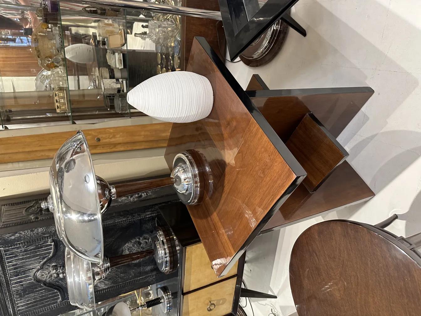 Antica ceramica decorativa bianca in un ambiente elegante