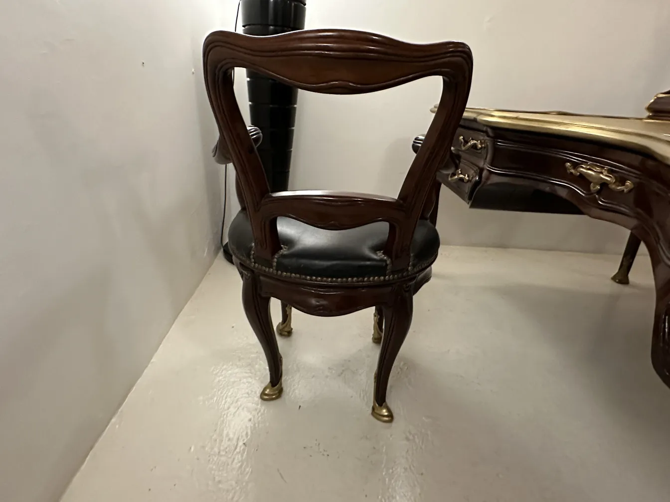 задний вид на античный рабочий стол с креслом