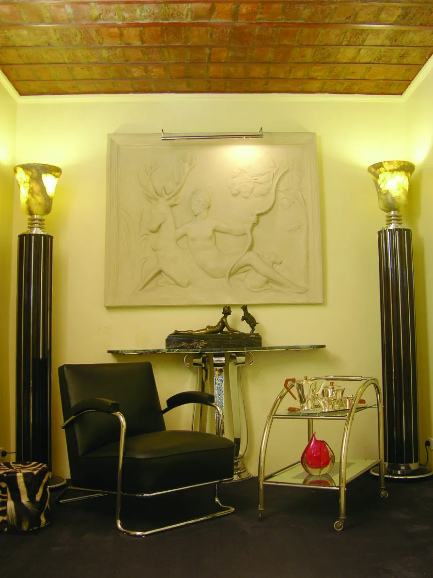 scultura antica di Joseph D´Aste in ambiente decorativo