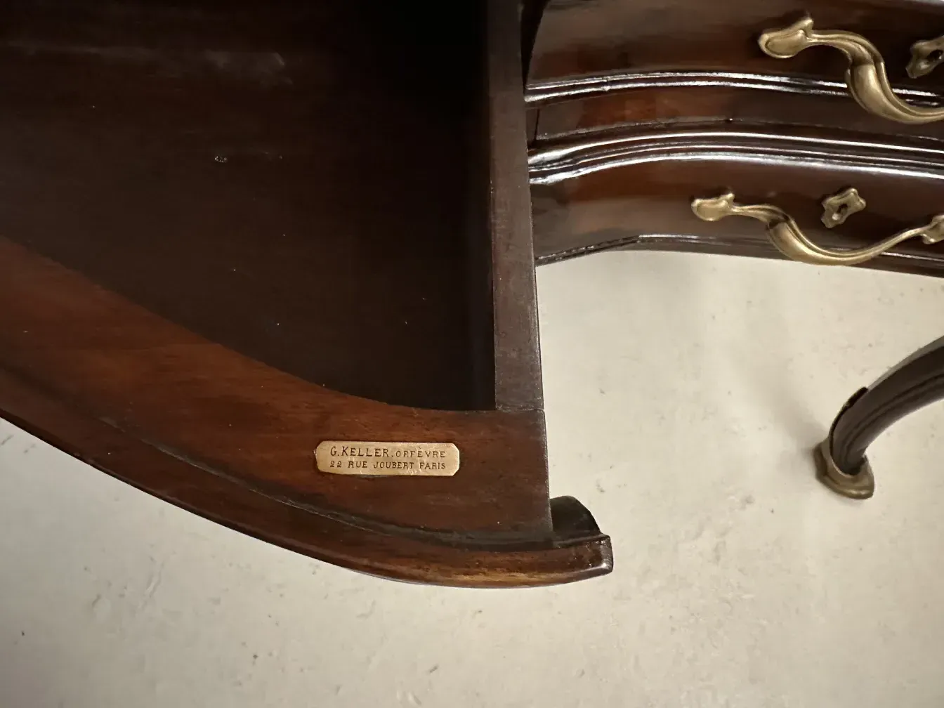 Escritorio antiguo de Gustave Keller, Orfevre, París, con detalles en el ambiente.