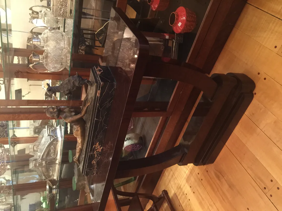 escultura antigua de joseph d'aste en un ambiente elegante