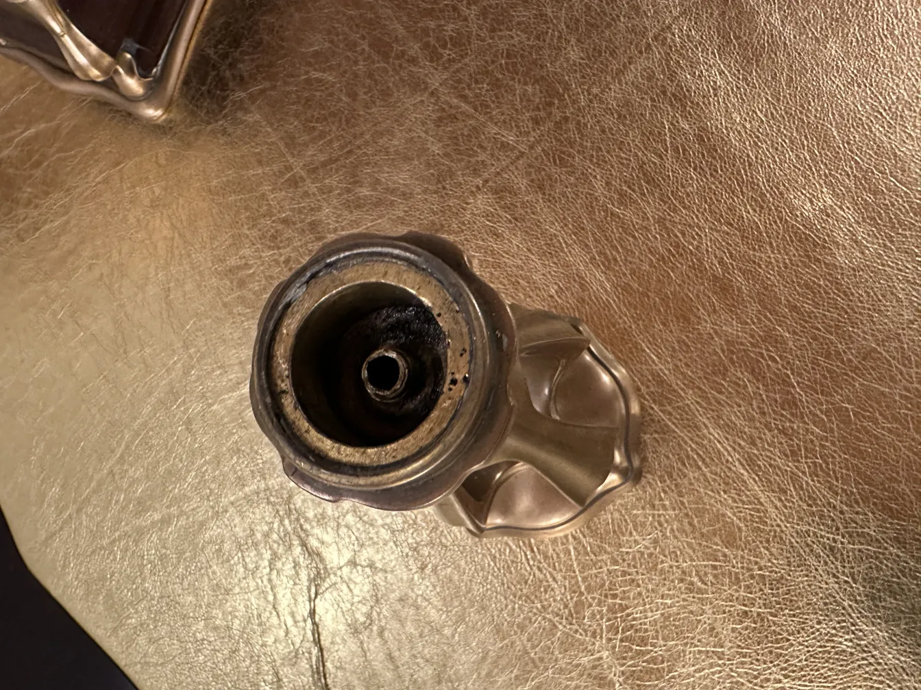 Visão superior de um antigo escritório com detalhes de design, Gustave Keller, fundo elegante.