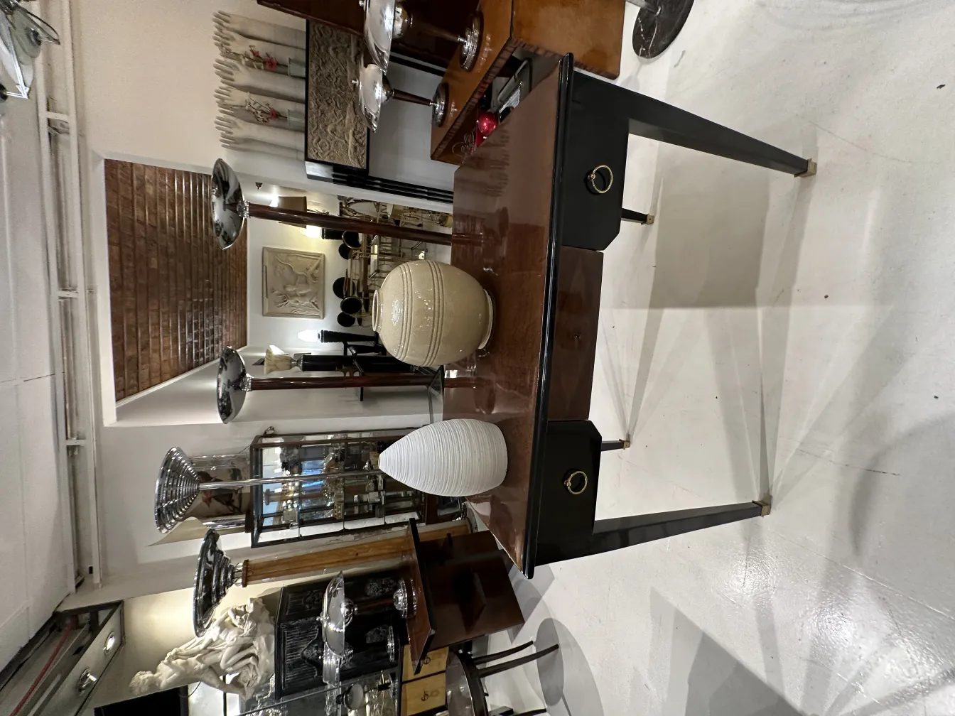 Vasi in ceramica antica in un ambiente elegante