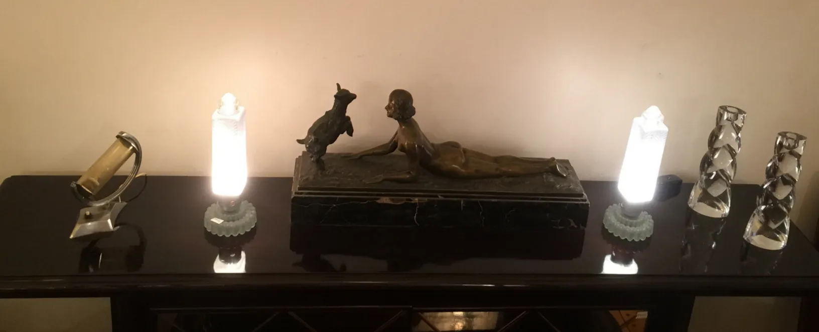 escultura antigua de una figura humana con un perro, joseph d'aste.