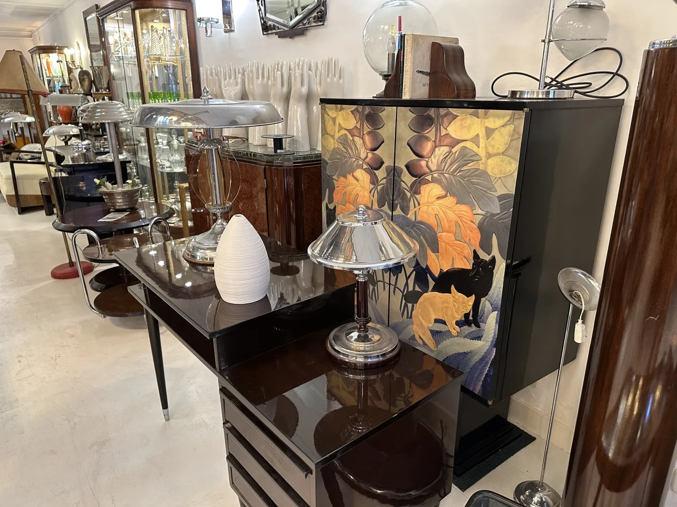 Antike Keramikvase mit dekorativem und elegantem Design.