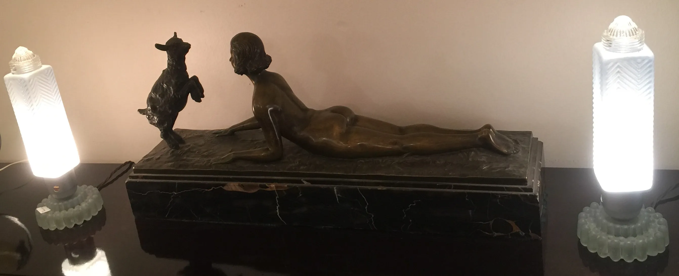 scultura antica di donna sdraiata accanto a un cane