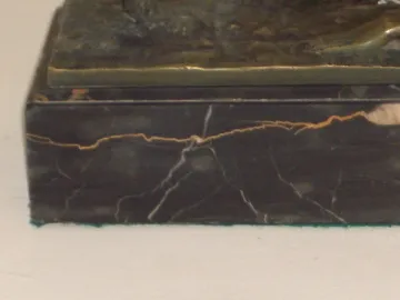 détail de la sculpture ancienne de joseph d´aste sur une base sombre