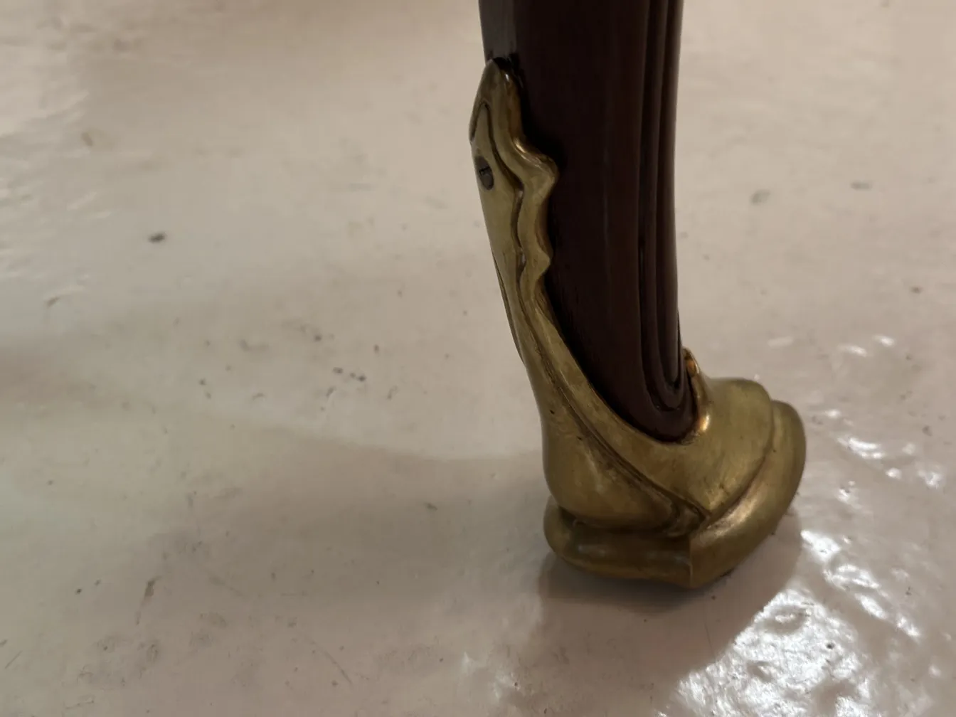 detalle de la base de un escritorio antiguo de Gustave Keller en 22 rue Joubert.