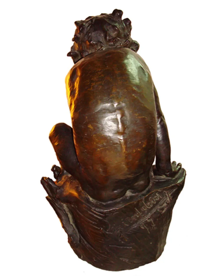 Antike Skulptur einer menschlichen Figur mit Details an der Basis