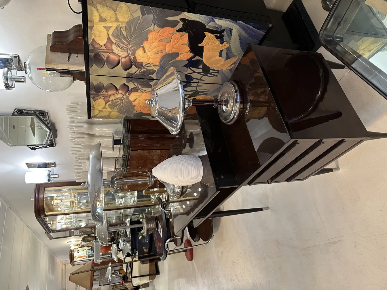 Vaso decorativo in ceramica antica in un ambiente elegante con vari oggetti.