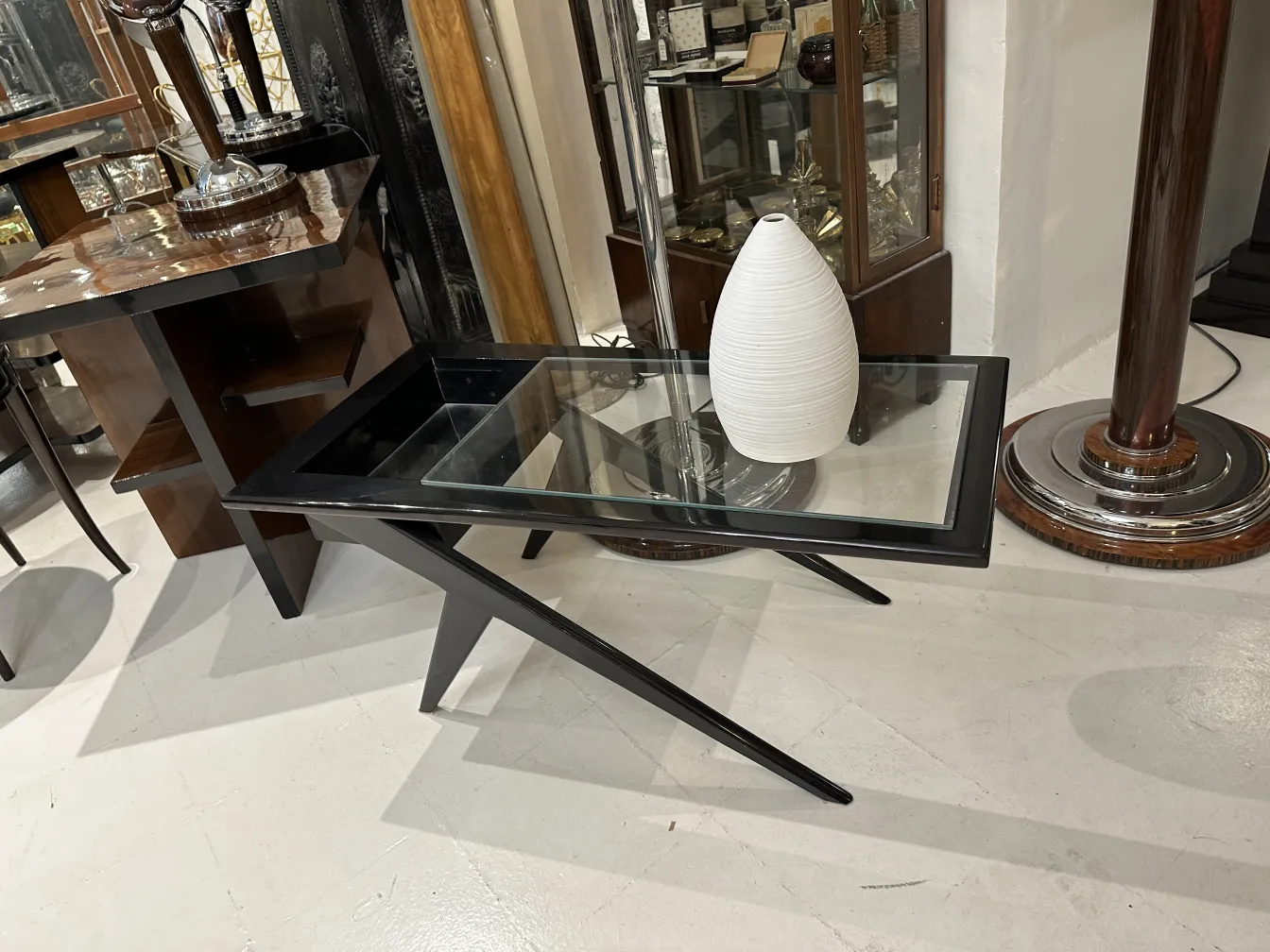 vase en céramique blanche classique sur une table en verre