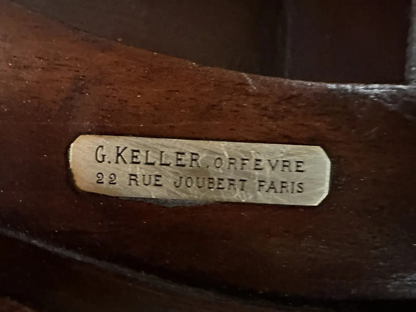 ギュスターブ・ケラーのアンティークデスク、オルフェーヴル、22 rue Joubert、暖かい雰囲気。