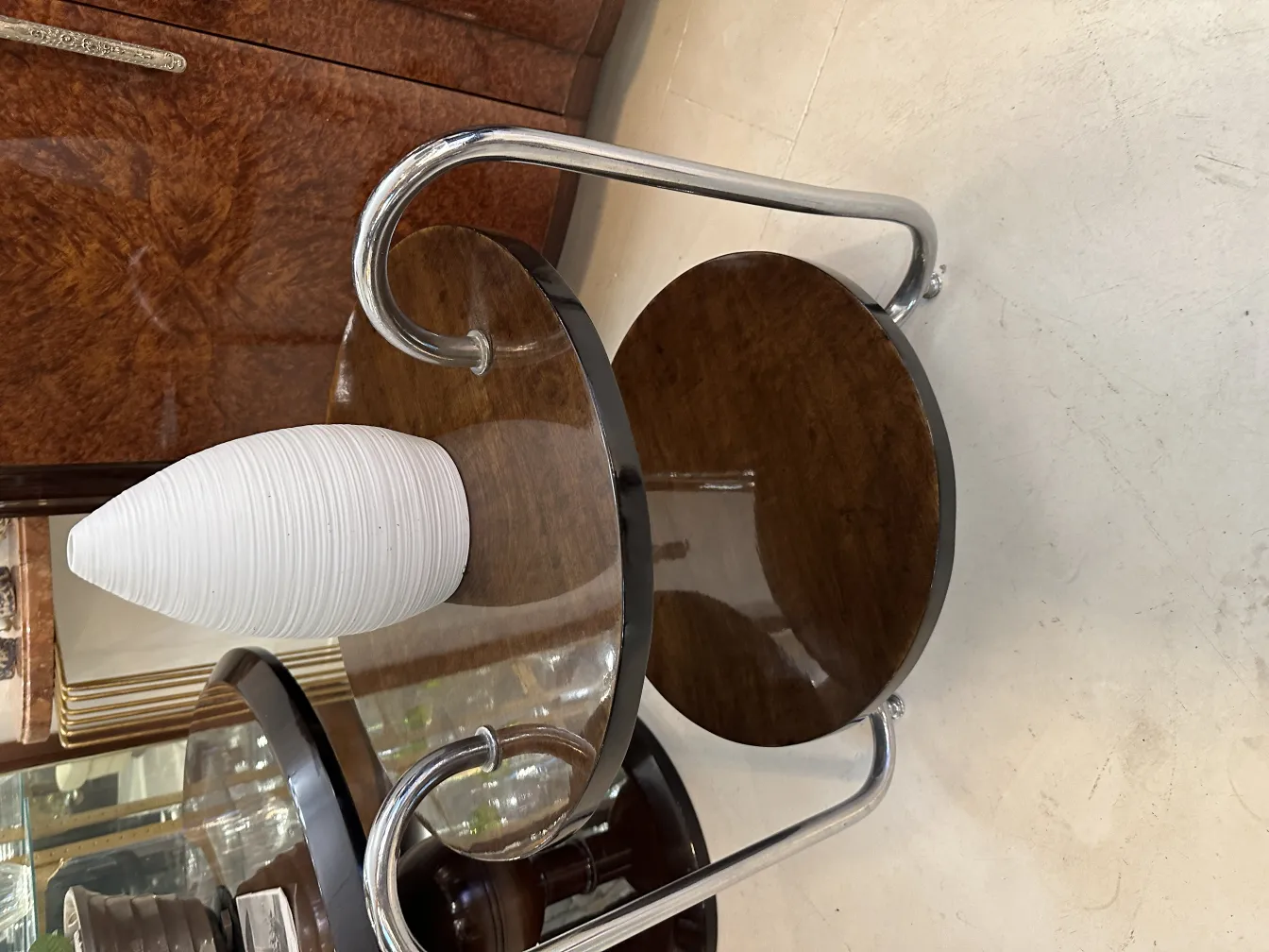 Античная керамика с конусообразной формой и вертикальными линиями в современном окружении.