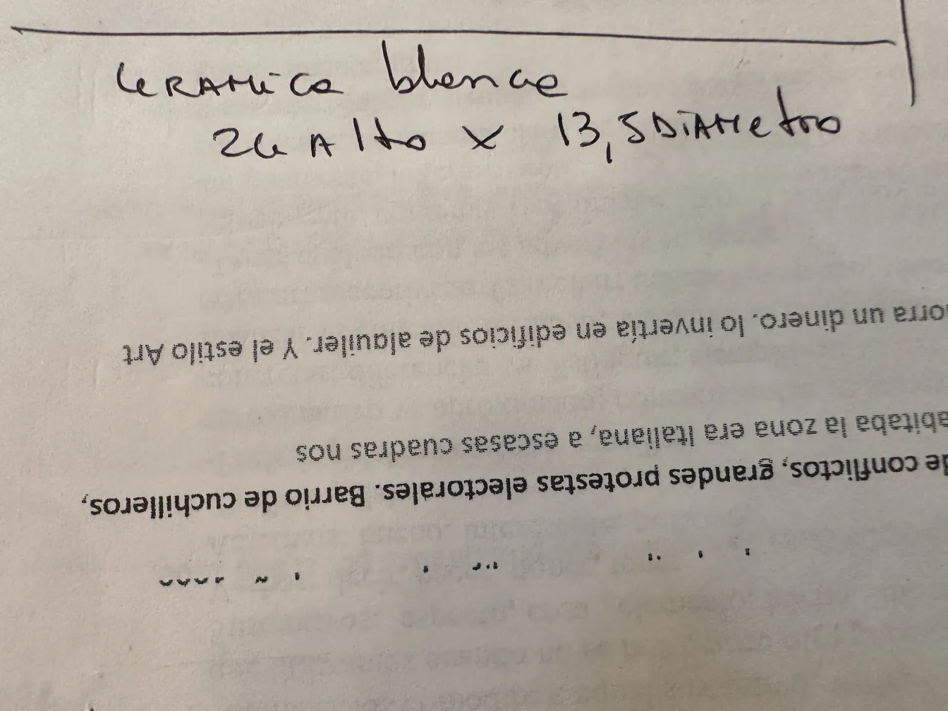 Cerámica antigua blanca con detalles decorativos sutiles