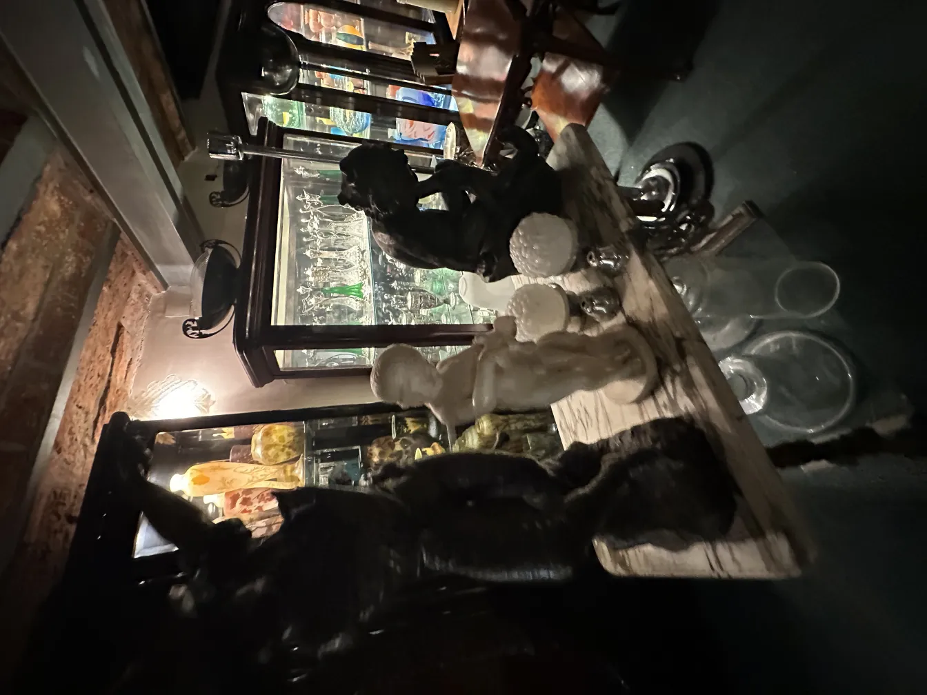 التماثيل القديمة في بيئة أنيقة، تفاصيل زخرفية.