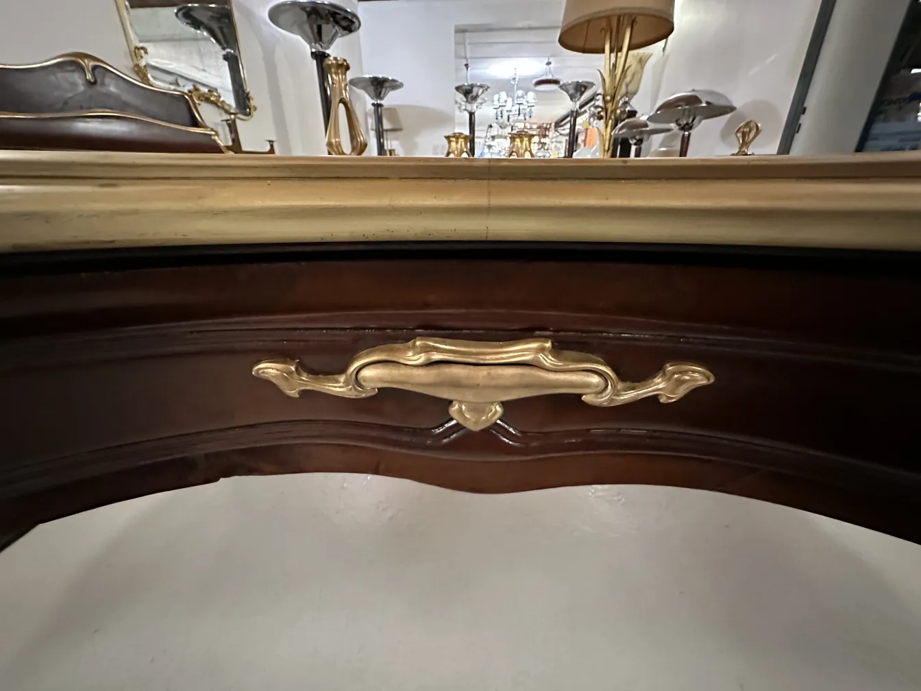 Scrivania antica di Gustave Keller, con un design elegante, situata in Orfevre, 22 rue Joubert, in un ambiente classico con oggetti decorativi.