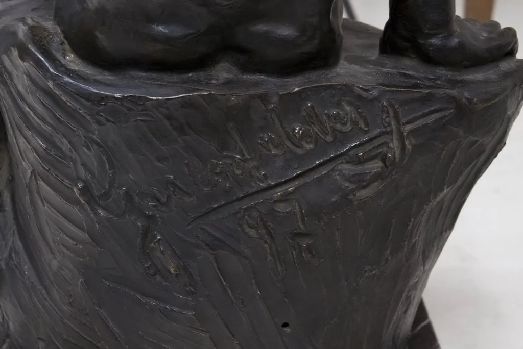 Antike Skulptur mit filigranen Details und Unterschrift