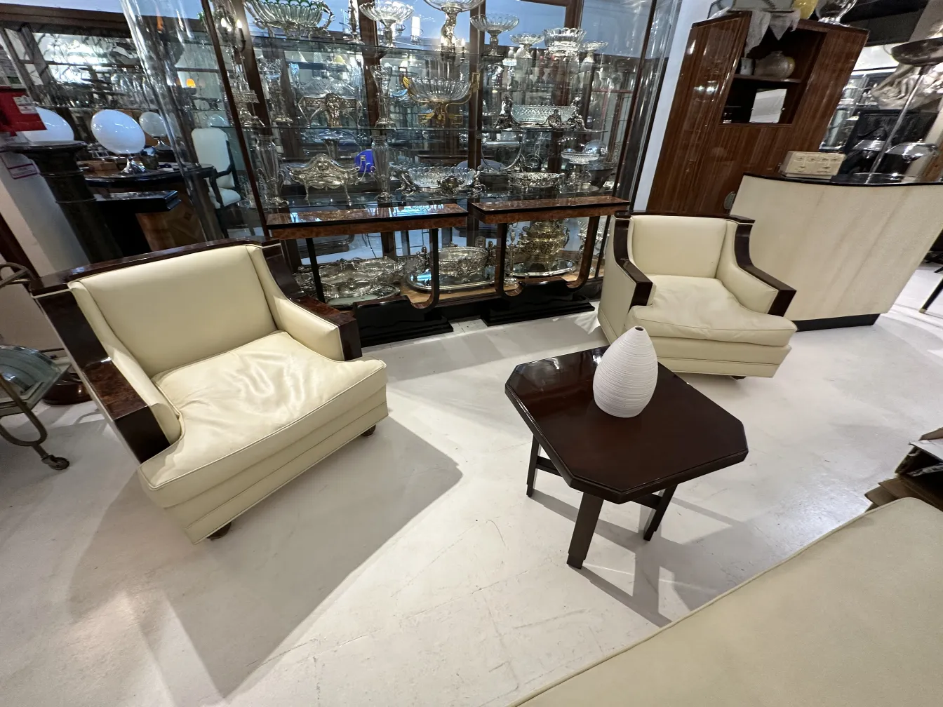 Vaso in ceramica antica su tavolo scuro in ambiente elegante