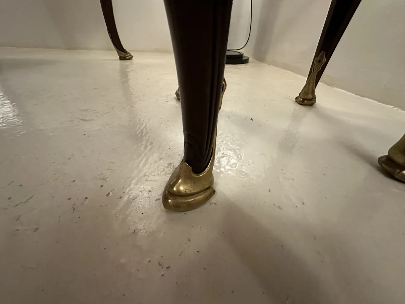 오르페브르 22주베르에 있는 귀스타브 켈러의 고전적인 책상 다리의 모습.