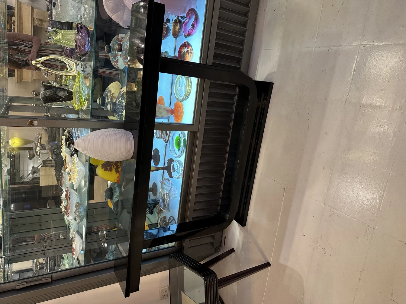 エレガントな形と色を持つ古代の陶器作品