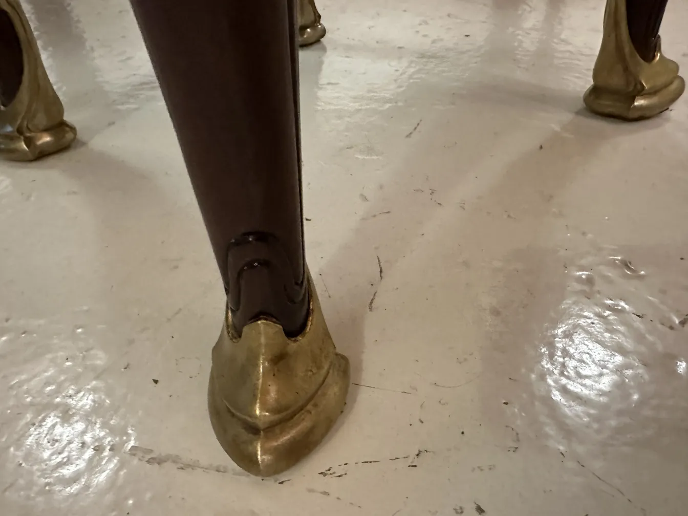 angolo di una scrivania antica con gambe decorative, Gustave Keller