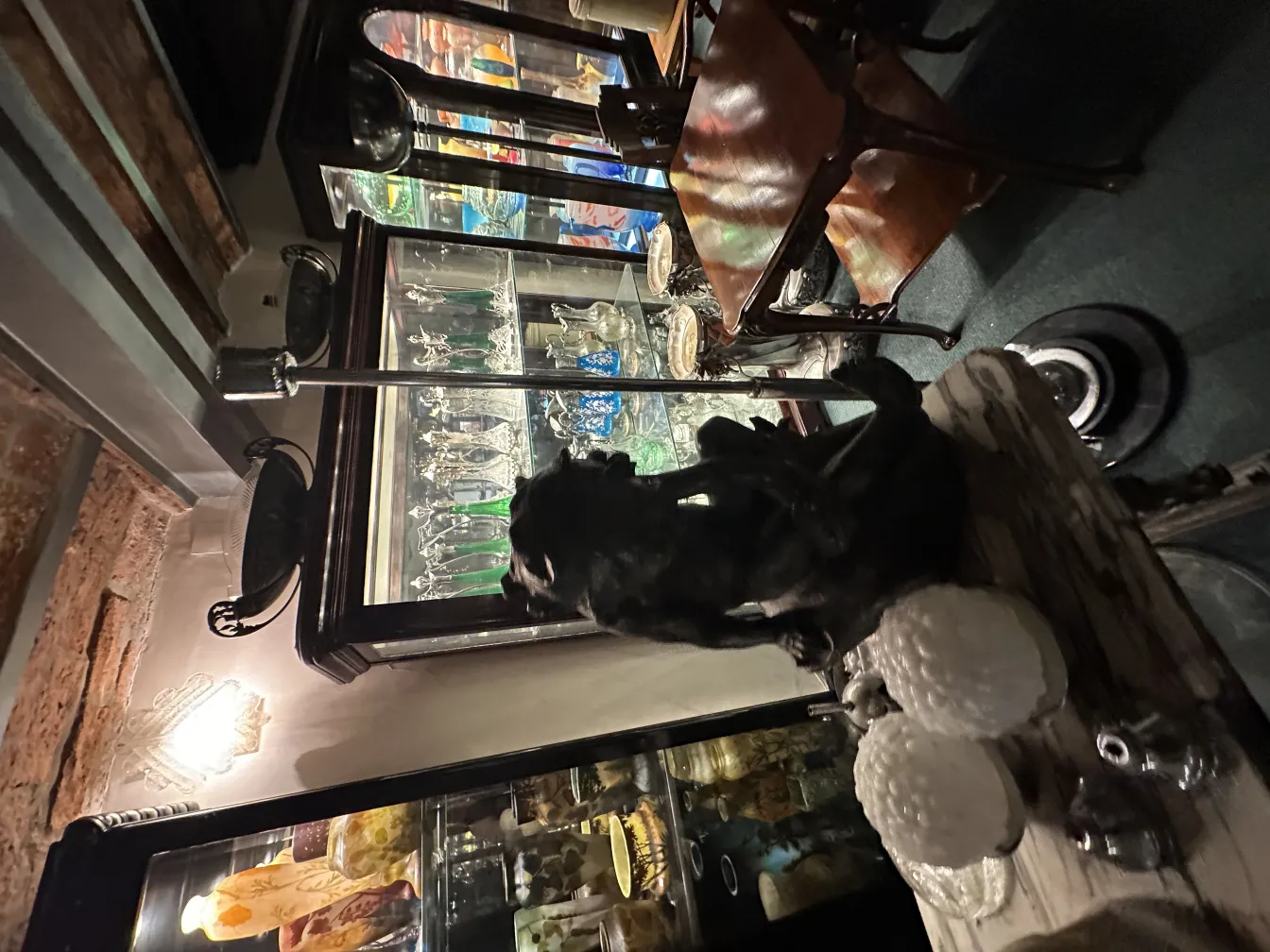 scultura antica decorativa su un tavolo accanto a oggetti