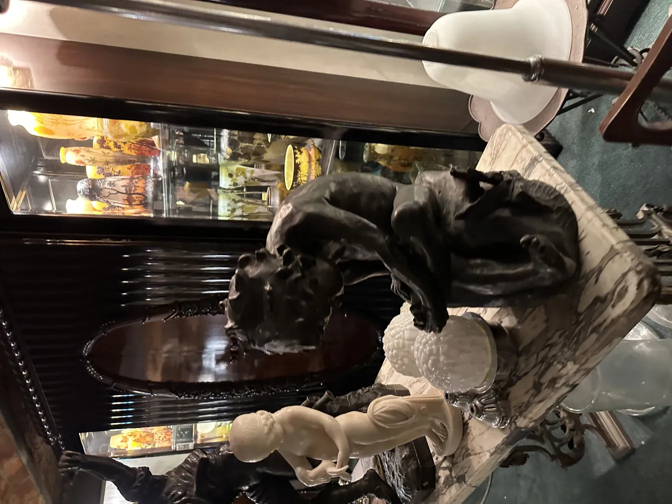 détail de sculpture ancienne avec des figures expressives dans un cadre décoratif