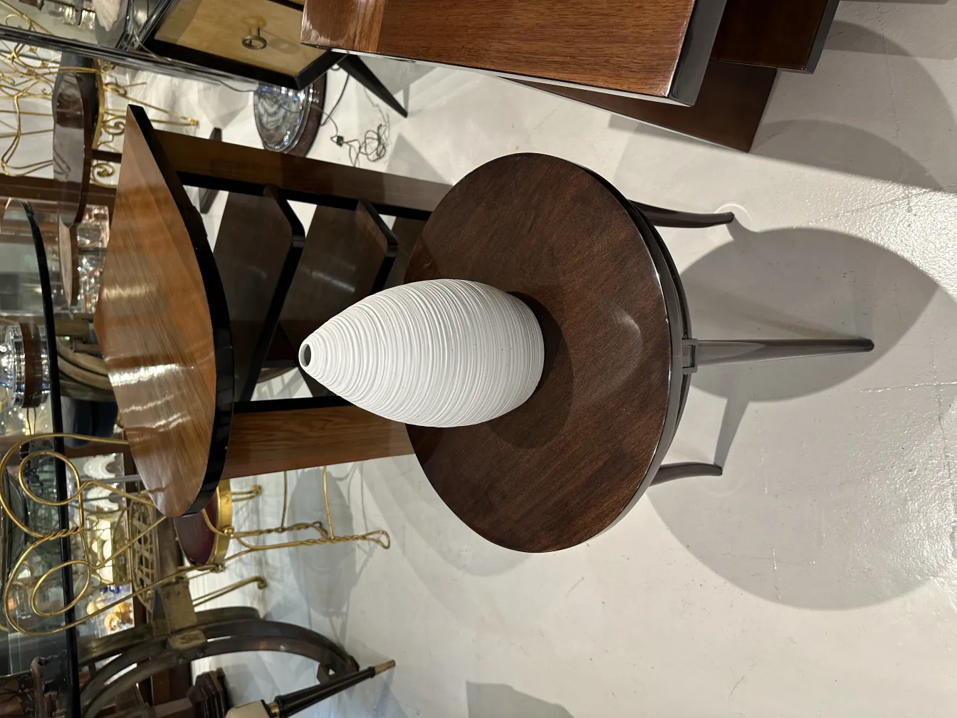 cerâmica antiga em forma de cone sobre mesa redonda