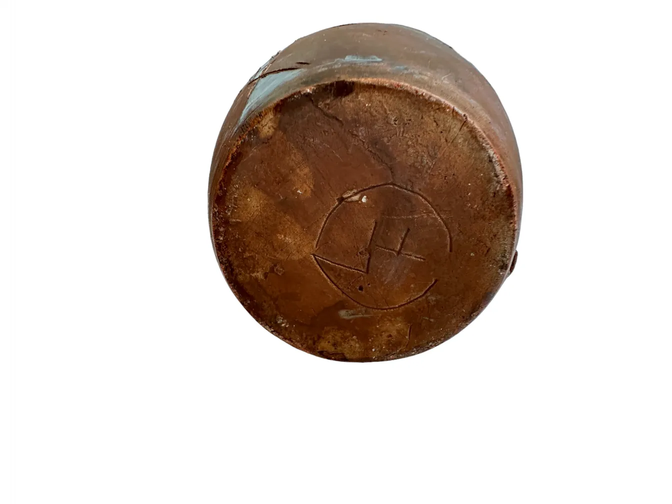 Vista della base di un pezzo in ceramica antica con design inciso