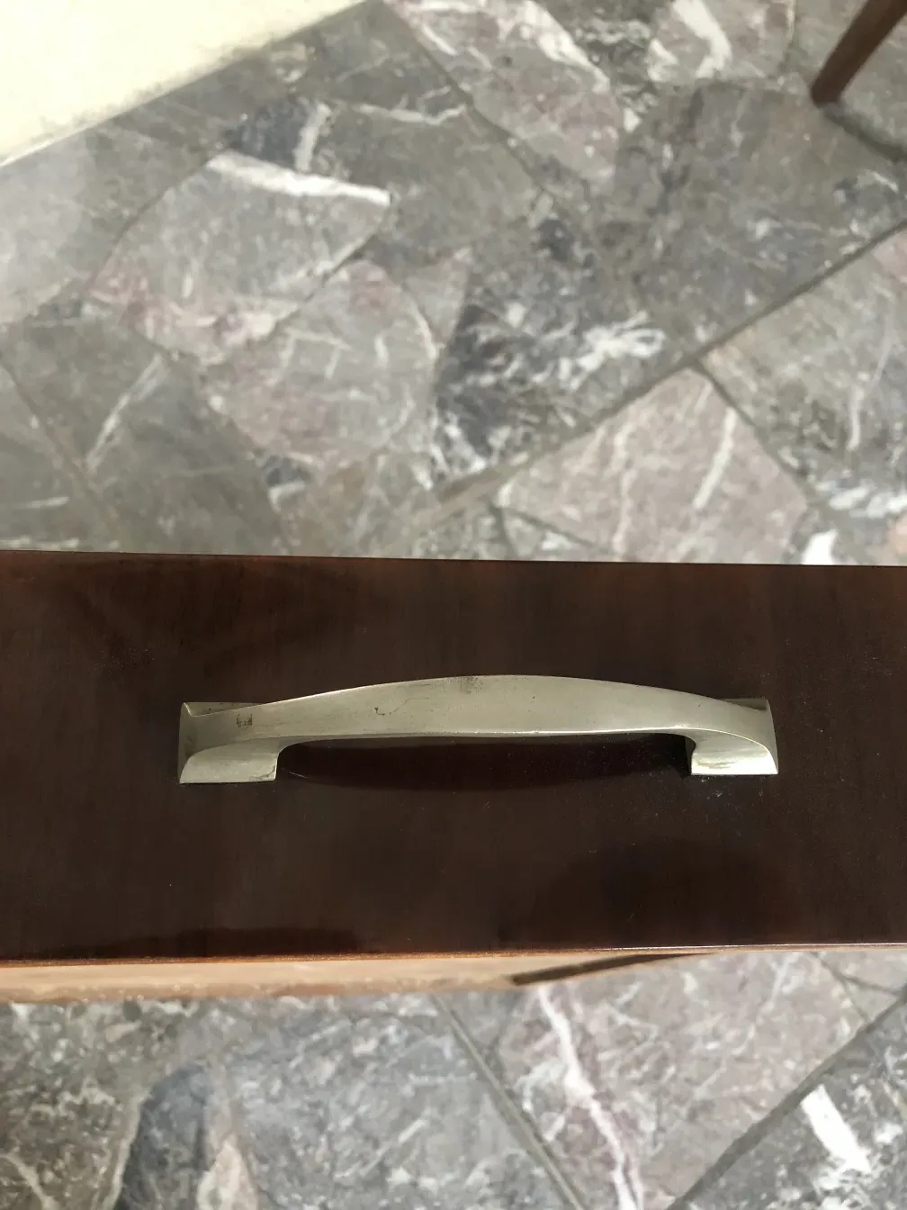 ハンドル付きの古いデスク家具