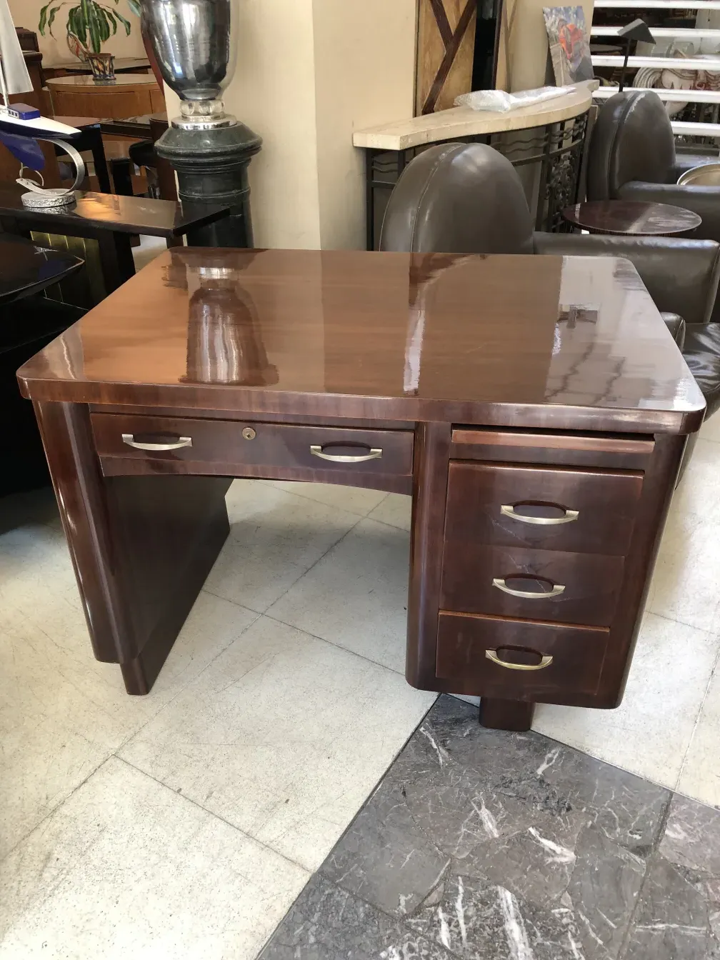 bureau ancien dans un environnement vintage avec tiroirs