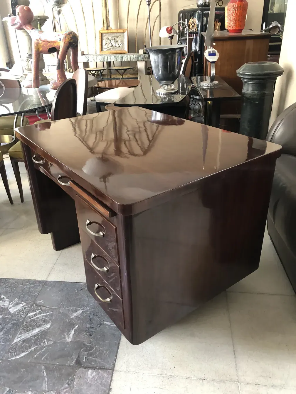 scrivania antica con design elegante e dettagli distintivi