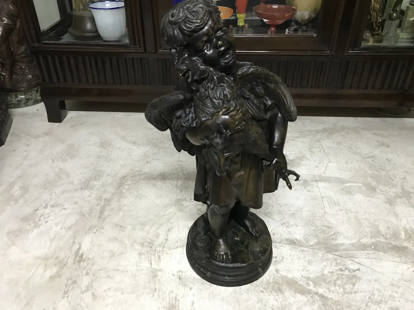 scultura antica di una figura umana che tiene un uccello, susse freres foundry