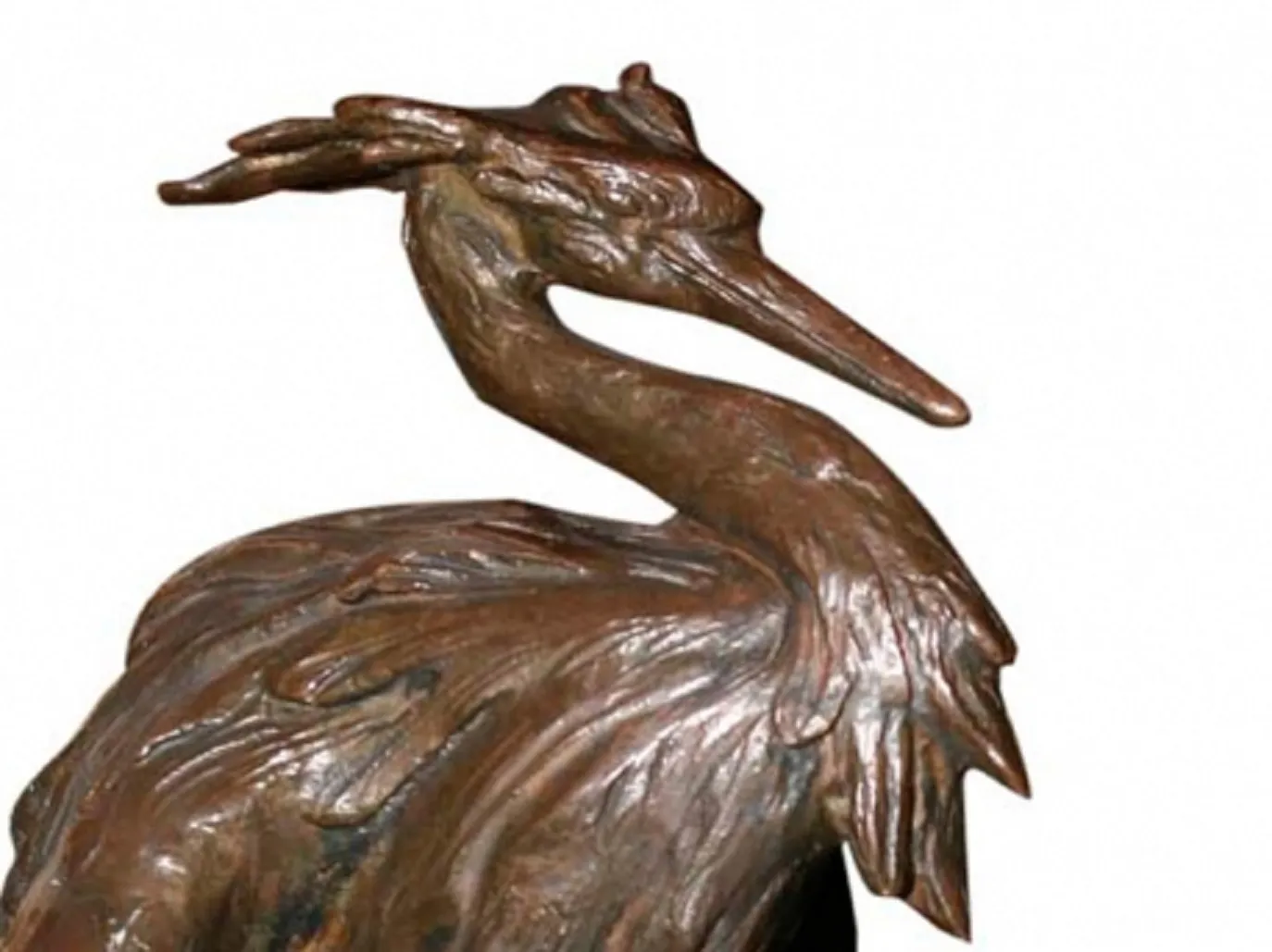 sculpture ancienne en forme d'oiseau avec des détails complexes