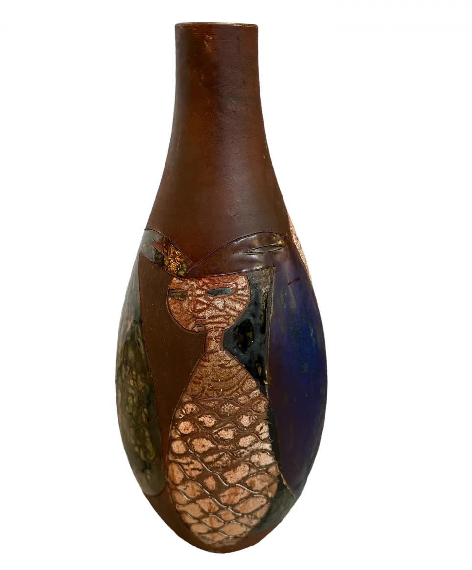 Antike Keramikvase mit lebendigen Farben und einzigartigen Formen, geschmückt mit künstlerischen Designs.