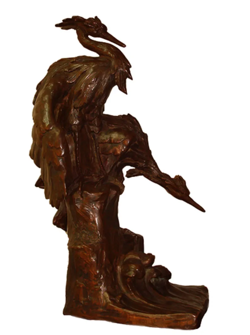 escultura antigua de figura sentada con ave en la cabeza, tonos oscuros