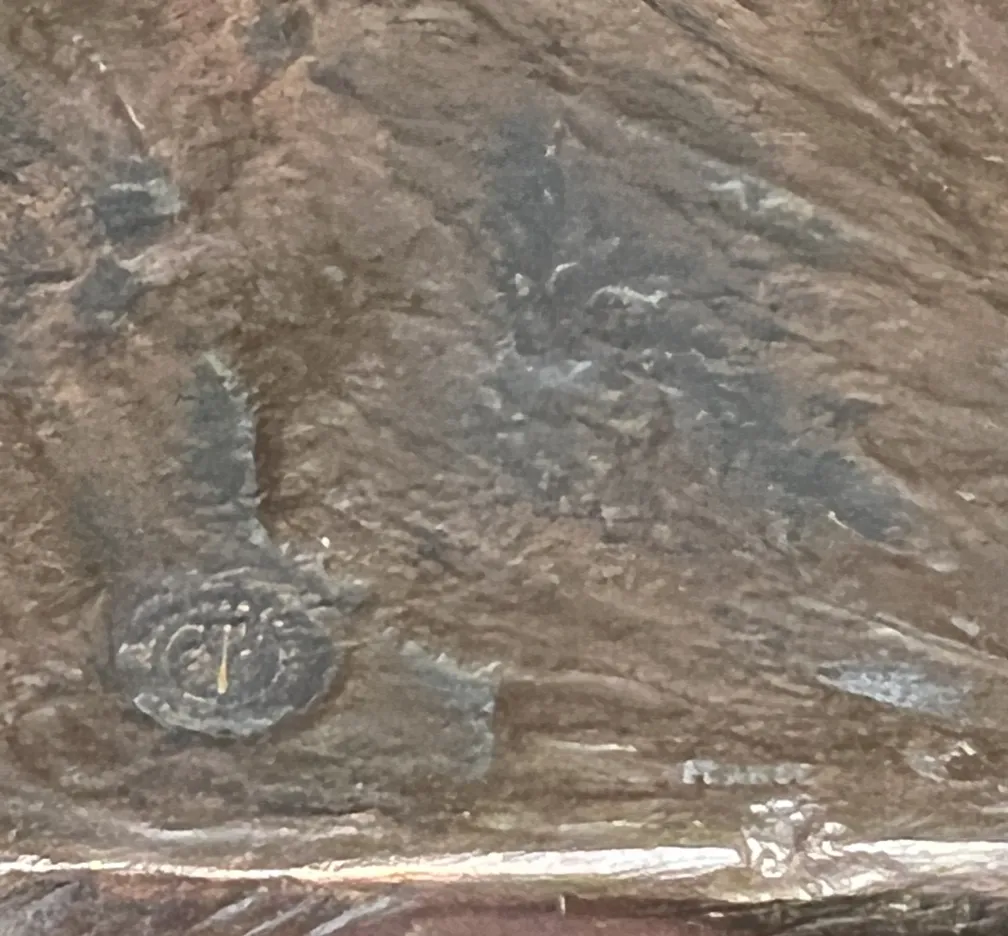 scultura antica con finiture decorative e dettagli