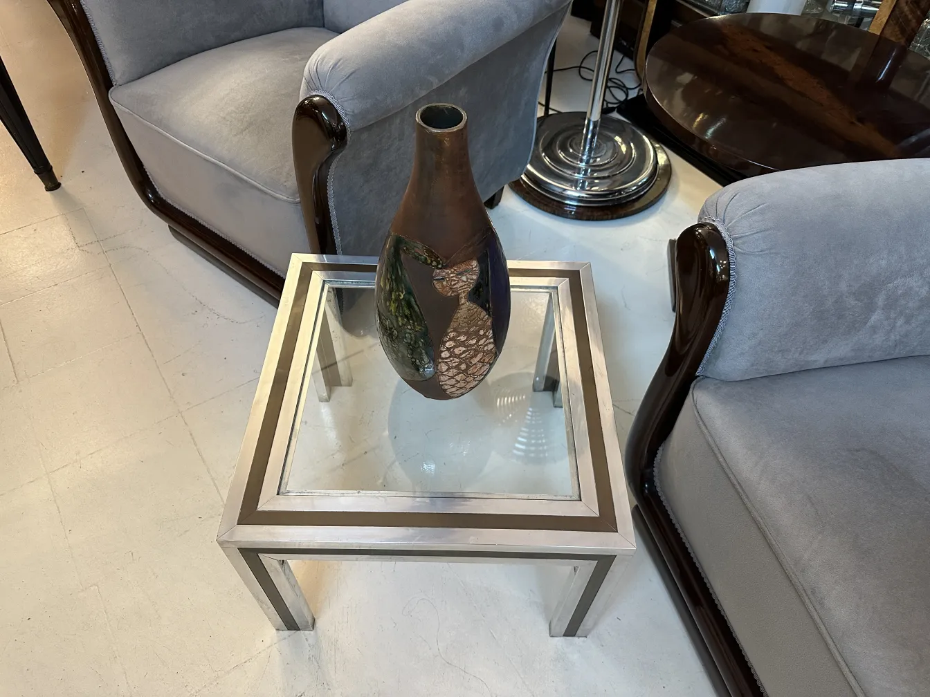 vase in ceramica antica con design unico su tavolo in vetro