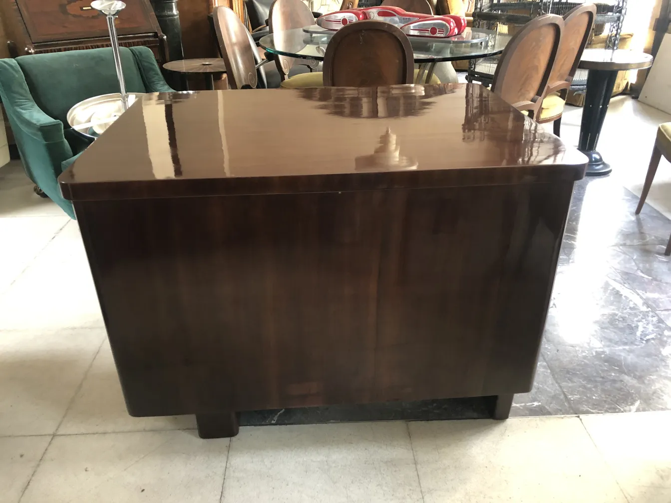 반짝이는 고풍스러운 책상이 따뜻한 환경에 놓여 있습니다.